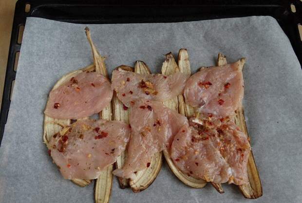 Куриное филе на банановой кожуре не будет сухим. / Фото: vpuzo.com Куриное филе на банановой кожуре не будет сухим. / Фото: vpuzo.com