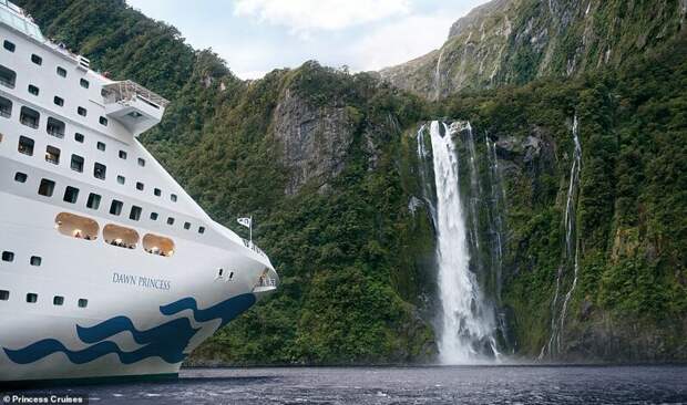 15. Лайнеры Princess Cruises выполняют ряд сложных маршрутов с посещением различных труднодоступных мест. Одно из них - Файордленд, живописный национальный парк в Новой Зеландии, где пассажиры наблюдают мощный водопад красиво, красивые места, круиз, круизы, мир, паром, путешествия, фото