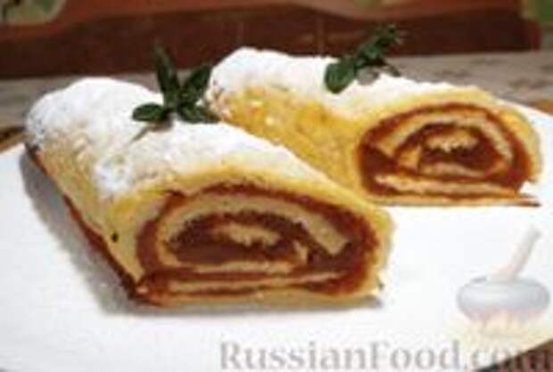 Фото к рецепту: Бисквитный рулет с повидлом Фото к рецепту: Бисквитный рулет с повидлом