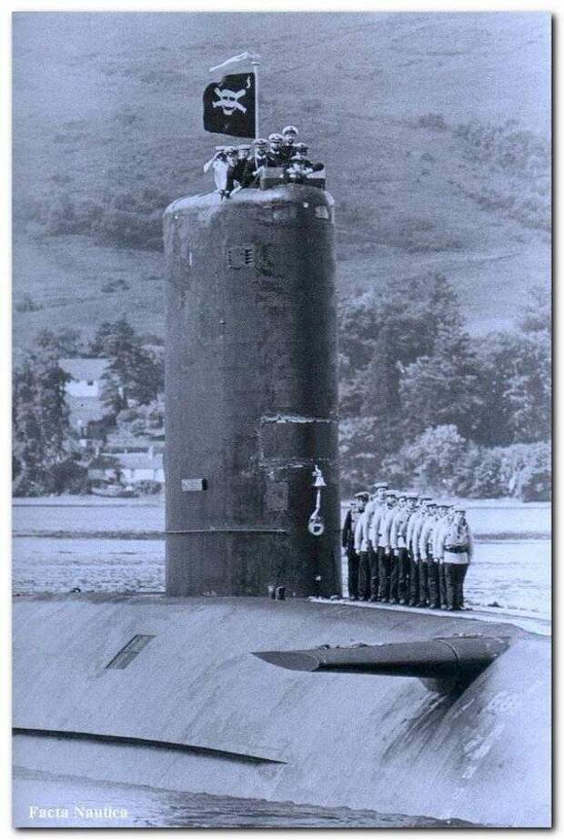 Под пиратским флагом. Подводная лодка HMS Conqueror возвращается в Британию после потопления аргентинского крейсера. Фолклендская война