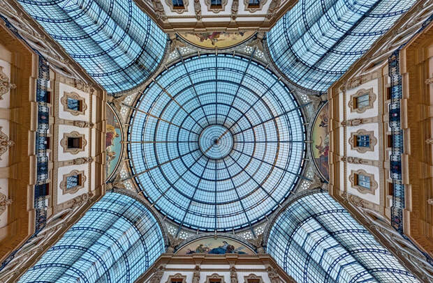 В архитектуре восьмигранник используется как элемент орнамента и как основа центрических сооружений. Миланский собор — один из самых известных примеров, где его можно увидеть