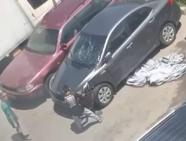 Подростки разбили припаркованное авто в Алматы