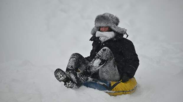 Врач объяснил, почему ватрушки становятся причиной каждой третьей травмы детей на горке