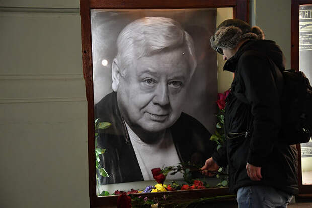 Москвичи прощаются с Олегом Табаковым