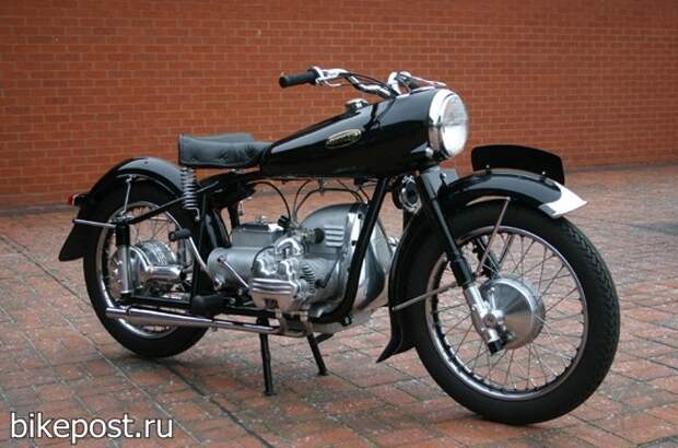 Старинный мотоцикл Wooler Flat Four 1955