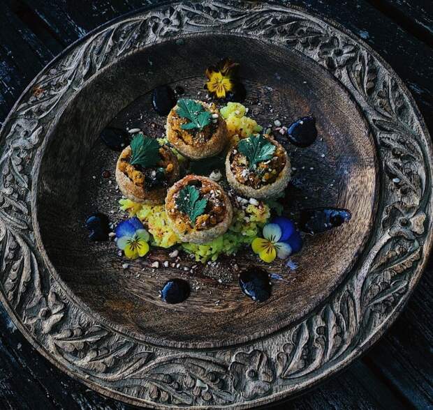 Рис с куркумой и кардамоном, масала сладкий картофель, поджаренный миндаль Рис с куркумой и кардамоном, масала сладкий картофель, поджаренный миндаль