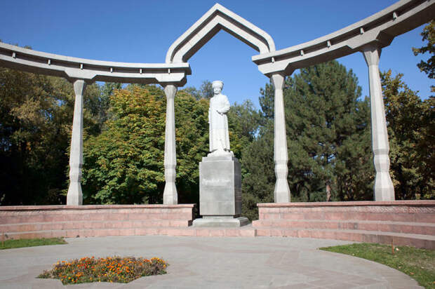 Памятник героине Киргизии, установленный в Бишкеке
