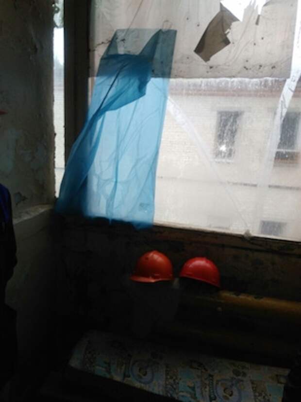 Работницы жалуются на то, что проходит в обшарпанной комнате с бетонным полом и разбитым окном, которое выходит на окна, где дежурят мужчины. 