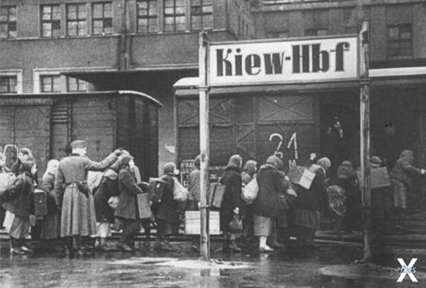 Фрагмент советского плаката «Боец, освобождай советских людей от немецкой каторги!» Л. Голованов, 1943 год