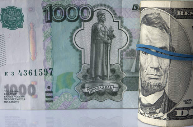 В России бросились скупать доллар по 150-200 рублей: Причину "вакханалии" назвал экономист