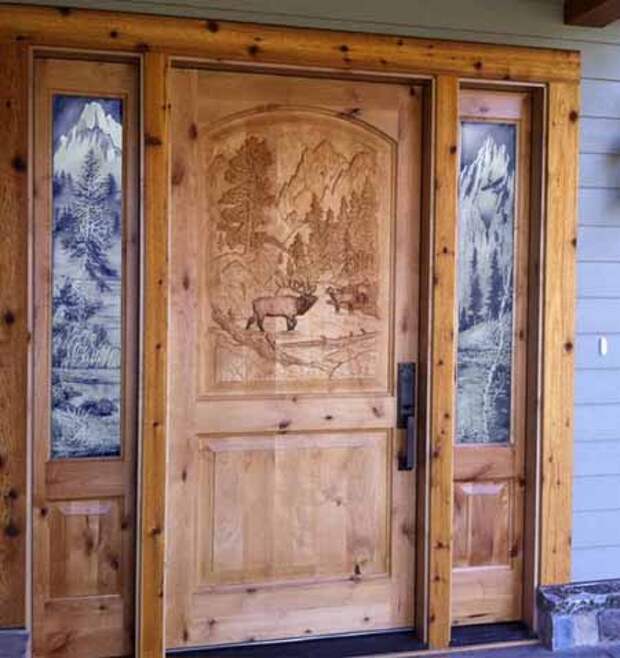 Сделать входную дверь в дом. Дверь входная деревянная. Двери в деревянном доме. Входная дверь в деревянный дом. Красивые деревянные двери входные.