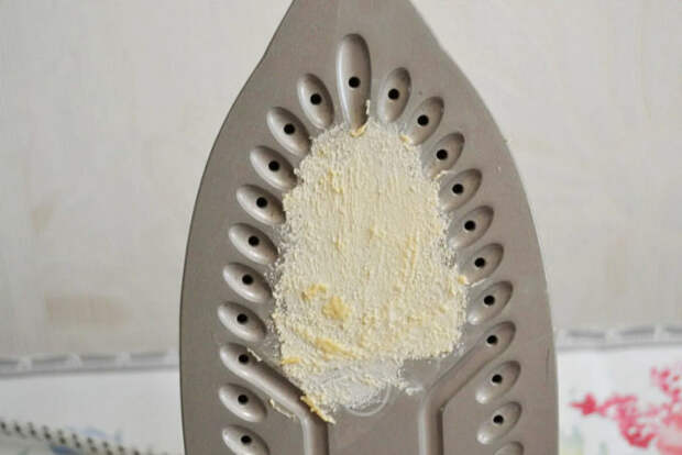 С помощью хозяйственного мыла можно устранить загрязнения большинства утюгов. /Фото: lifehacker.org.ua