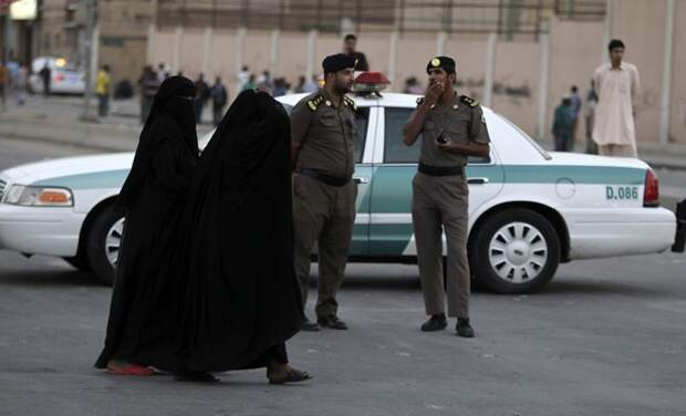 Совершать что-то, что могло бы отразиться на чести мужчины-опекуна женщины, законы, интересное, саудовская аравия