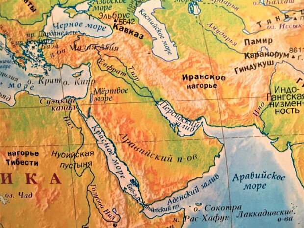 Иранское плато представляет собой естественную крепость, защищенную природой со всех сторон: на севере Эльбрус и Каспийское море, на юге - Персидский залив, на западе и юго-западе горы Загрос отделяют Иран от Месопотамии, на востоке горы Гиндукуш и Сулеймановы горы разделяют плато и западную часть бассейна реки Инд.