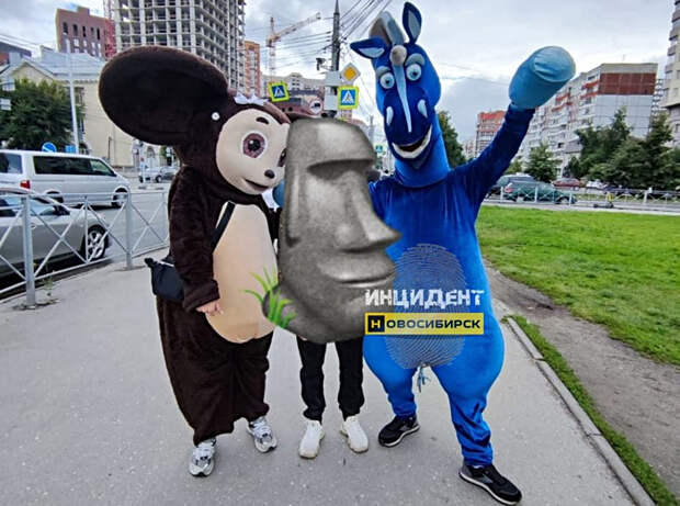 Чебурашка и зебра вымогают деньги у новосибирцев за фото возле зоопарка