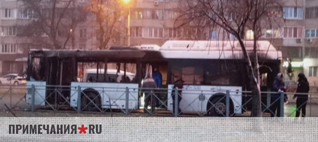 Пассажирский автобус сгорел на дороге в Симферополе