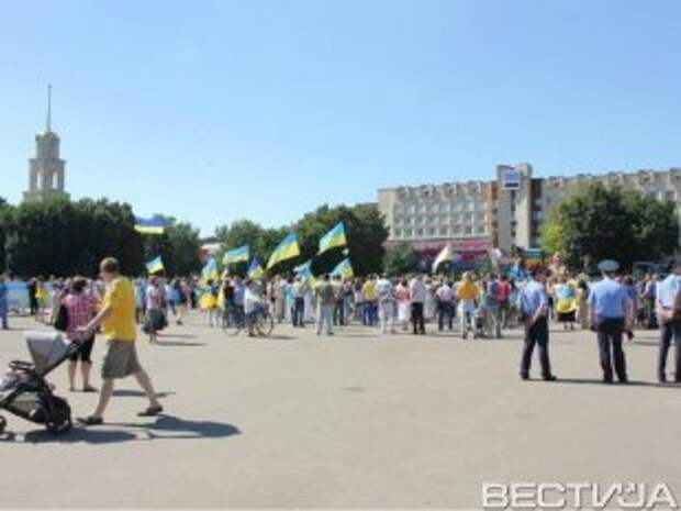 Жители Славянска устроили патриотический марш Жители Славянска устроили патриотический марш