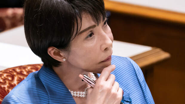 Премьер Японии в новогоднем поздравлении пошутила о «призраках» в резиденции