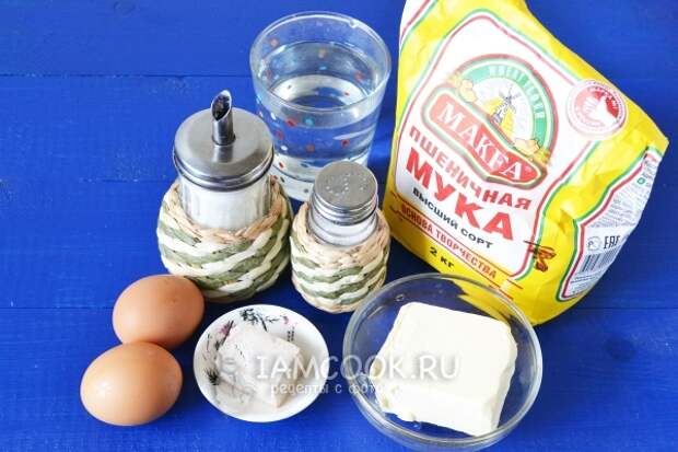 Ингредиенты для булочек с клубникой из дрожжевого теста