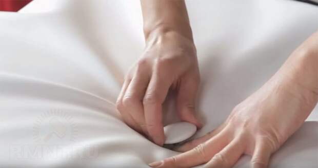 Фиксация дерматина винтовыми пуговицами