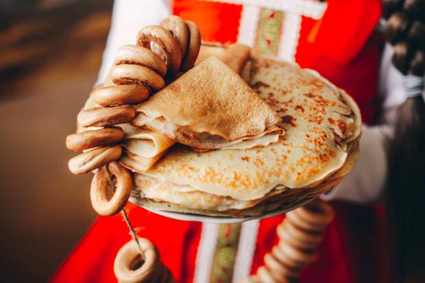 Главные блюда русской кухни: 30+ национальных рецептов супов, горячего, салатов и десертов