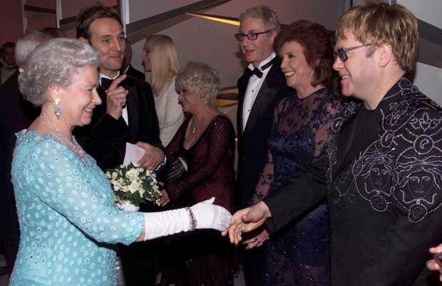 Элтон Джон (Elton John) вспоминает, как танцевал под "Rock Around the Clock" с королевой Елизаветой II