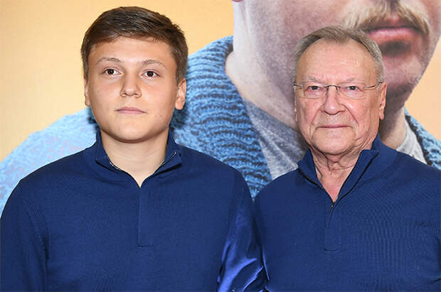 Актер Сергей Шакуров с сыном Маратом на премьере фильма режиссёра Алексея Нужного «Пара из будущего» в кинотеатре «Каро Октябрь» в Москве. 2021 год.