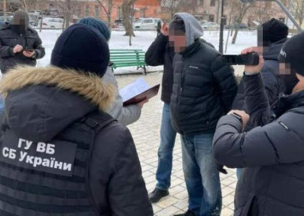 На украинцев вешают ярлык «агента ФСБ» за поездки к родственникам в ЛДНР На украинцев вешают ярлык «агента ФСБ» за поездки к родственникам в ЛДНР