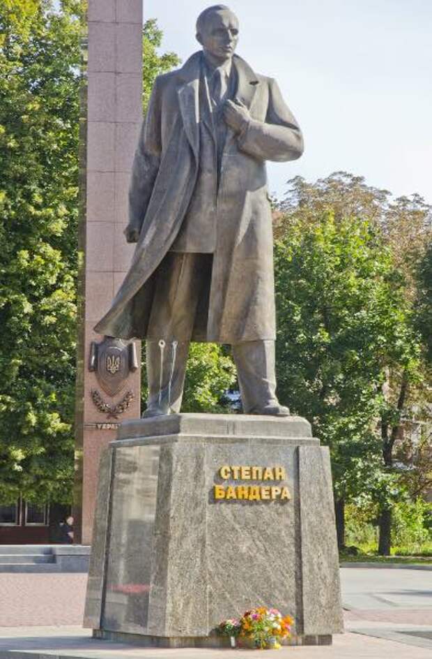 Нездоровый патриотизм на Украине: кто не славит Бандеру, тот - ничто Нездоровый патриотизм на Украине: кто не славит Бандеру, тот - ничто