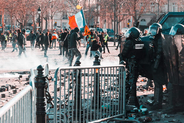 В Париже начались беспорядки