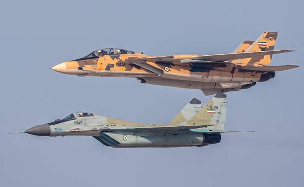 В воздухе истребители Ирана: F-14 "Томкэт" и МиГ-29 первой серии. Фото IRIAF.