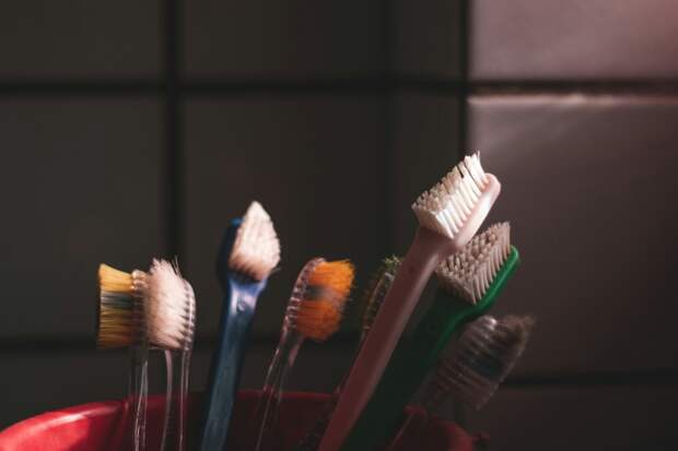 Россиян предупредили о рисках чистки зубов сразу после еды
