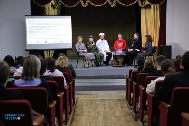 «Вера «за лентой»: в Симферополе состоялась дискуссия о духовном служении в зоне СВО