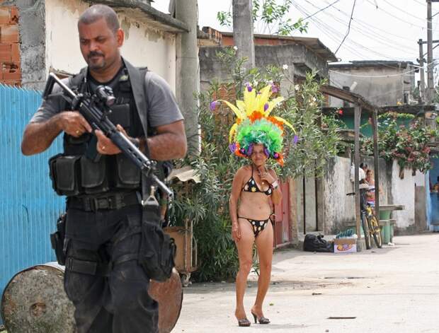 В фавелах регулярно проходят полицейские зачистки. Контингент там весьма своеобразный бразилия, олимпиада, прикол, рио2016, юмор