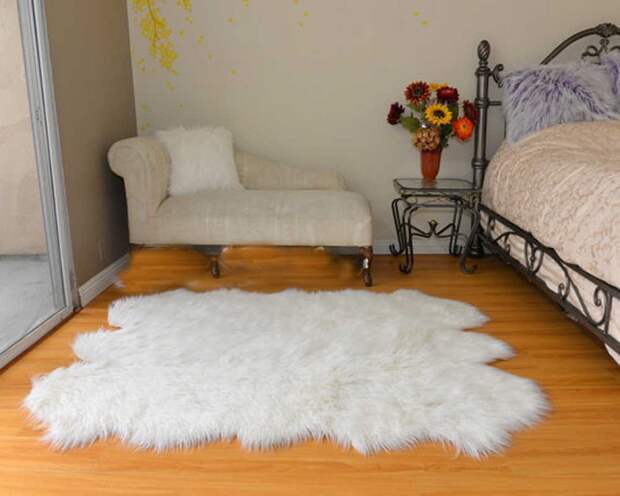 Искусственные меховые ковры белого цвета быстро теряют красивый внешний вид. / Фото: zen.yandex.ru