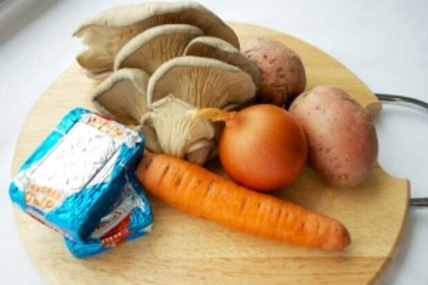 Морковь плавленый сырок. Снизу мясо сверху морковь и плавленый сыр. Грибы лук морковь плавленый сыр мясо последний этап холодильник.