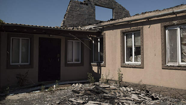 Разрушенный после обстрела дом в поселке Коминтерново Донецкой области.. Архивное фото