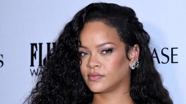 Певица Рианна в кожаном корсете посетила вечеринку в Мумбаи