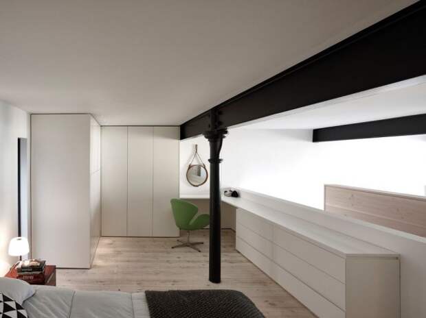 Современная спальня с угловым шкафом из светлого пластика