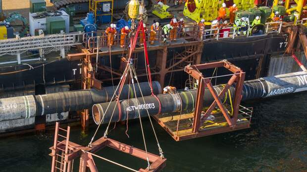 Соединение труб во время осуществления надводного захлеста ниток Северного потока ‑2, идущих от берега Германии и из вод Дании - РИА Новости, 1920, 23.11.2021