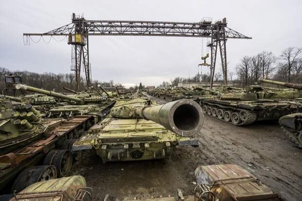 Среди сотен брошенных на свалке Львова военных транспортных средств можно встретить немало Т-72. Они ждут своего ремонта. Растущий спрос на боевую технику вернет к жизни проржавевшие машины.