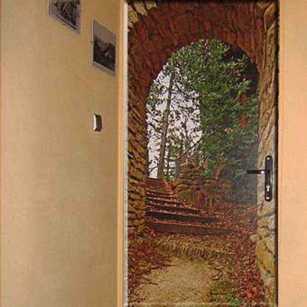дверь в корридоре, иммитирующая выход в сад