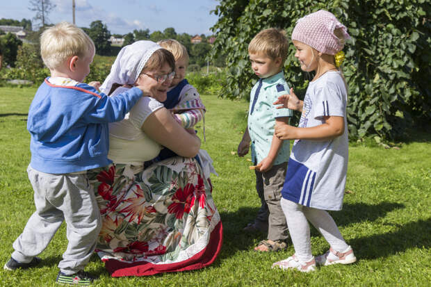 Сенатор Кутепов предложил убрать ограничение на стаж родителя по уходу за детьми