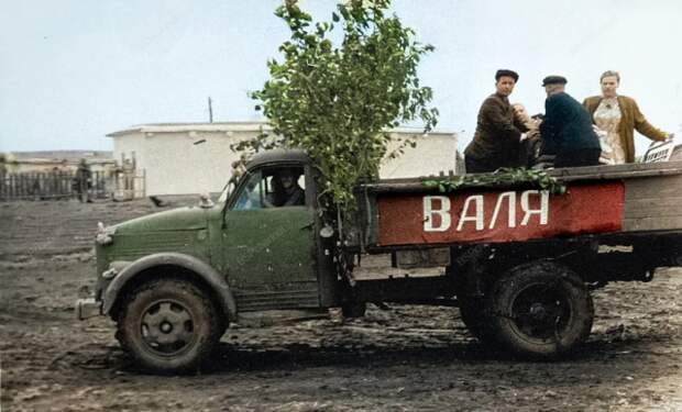 Перевозка приданого невесты в дом молодых. Кустанайская обл., Федоровский р-он, пос. Цабелевка, 1960 год.