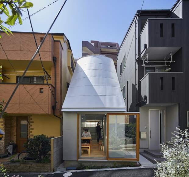 На площади 29,9 кв. м. известному архитектору удалось построить крошечный дом «Love2House» для своей семьи (Токио, Япония). | Фото: hosakatakeshi.com.