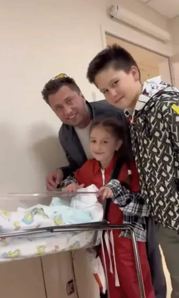 Павел Прилучный с детьми