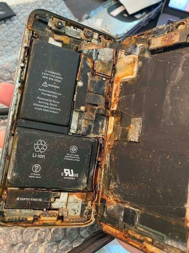 "Принесли сегодня iPhone X. Клиент сказал, что ни разу не ронял его в воду".