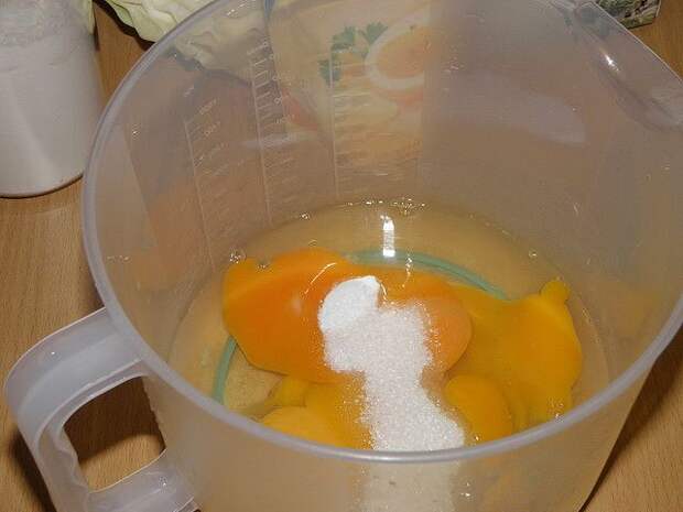 Яйцо, соль, сахар, соду взбить. пошаговое фото этапа приготовления пирога с капустой