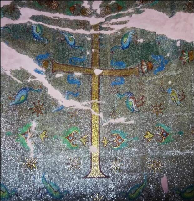 Мозаика с крестом в южной нише, ведущей во дворец императора. \ Фото: yandex.ua.