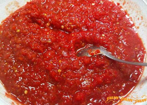 Все овощи для аджики из яблок и помидор измельчаем на мясорубке